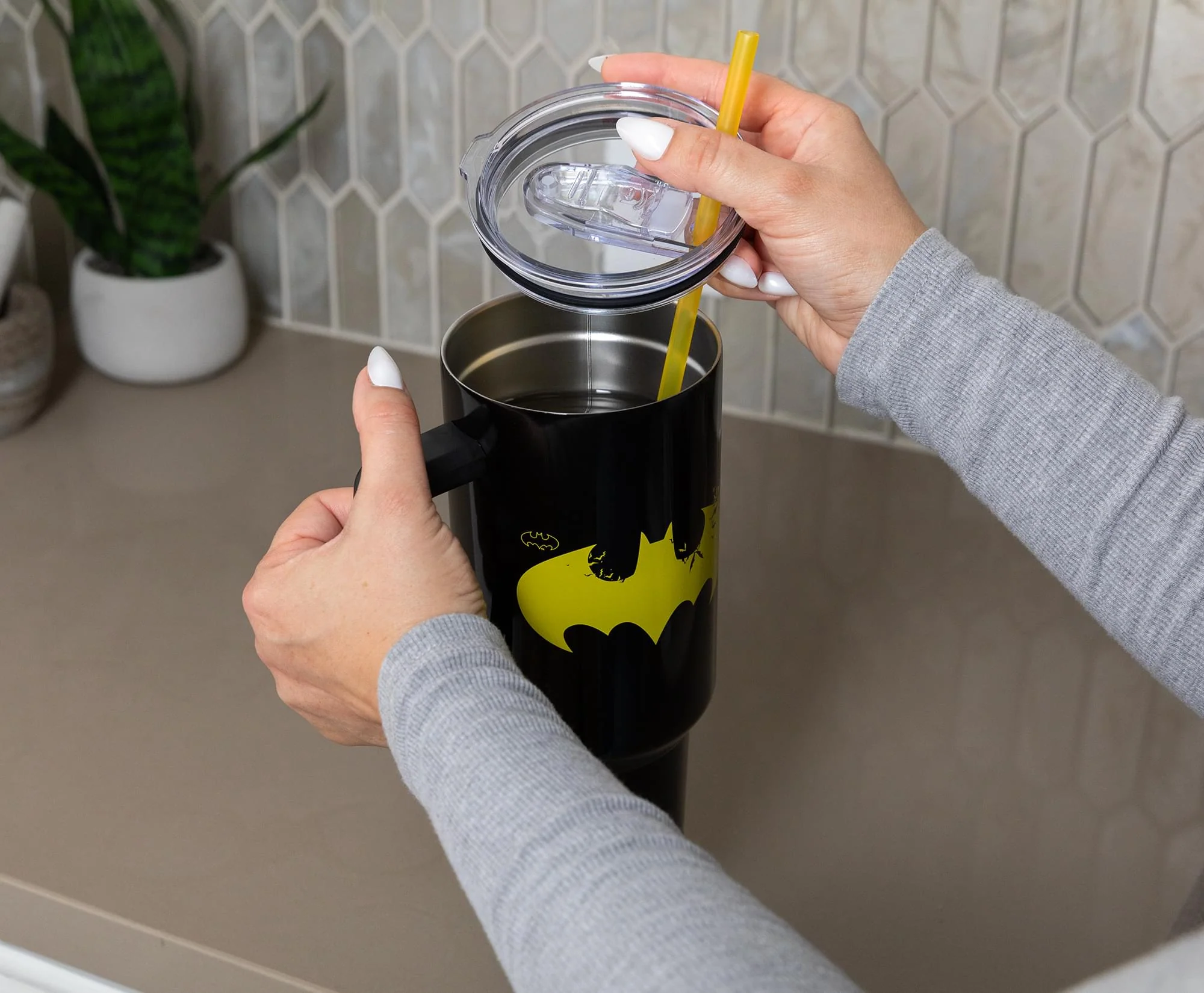 DC Comics Batman Logo 40-Ounce Stainless Steel Tumbler With Handle - Image 7