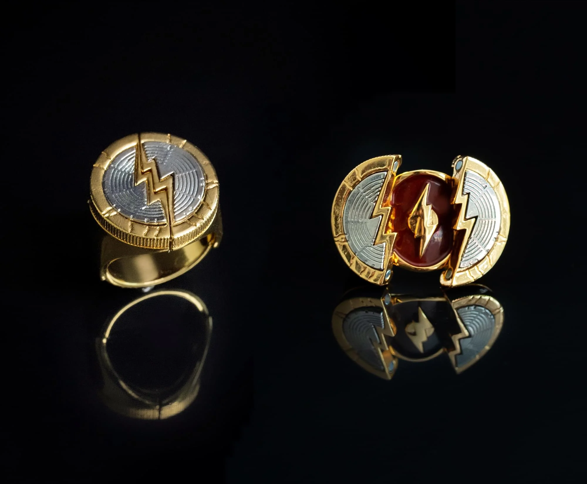 DC The Flash Movie Costume Ring 24kt Gold Replica | SDCC 2023 Exclusive - Image 6