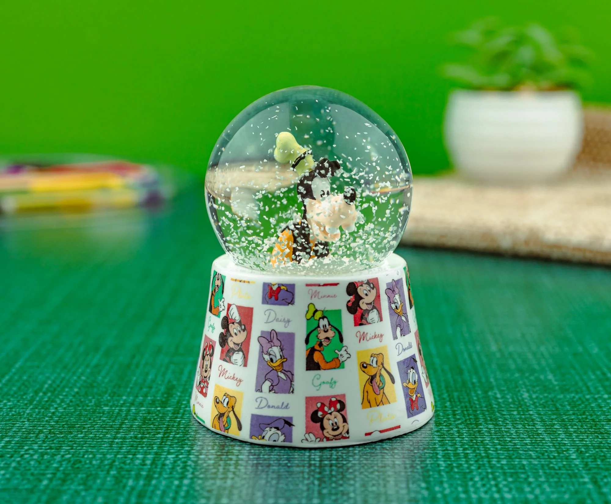 Disney Goofy 3-Inch Mini Light-Up Snow Globe - Image 7