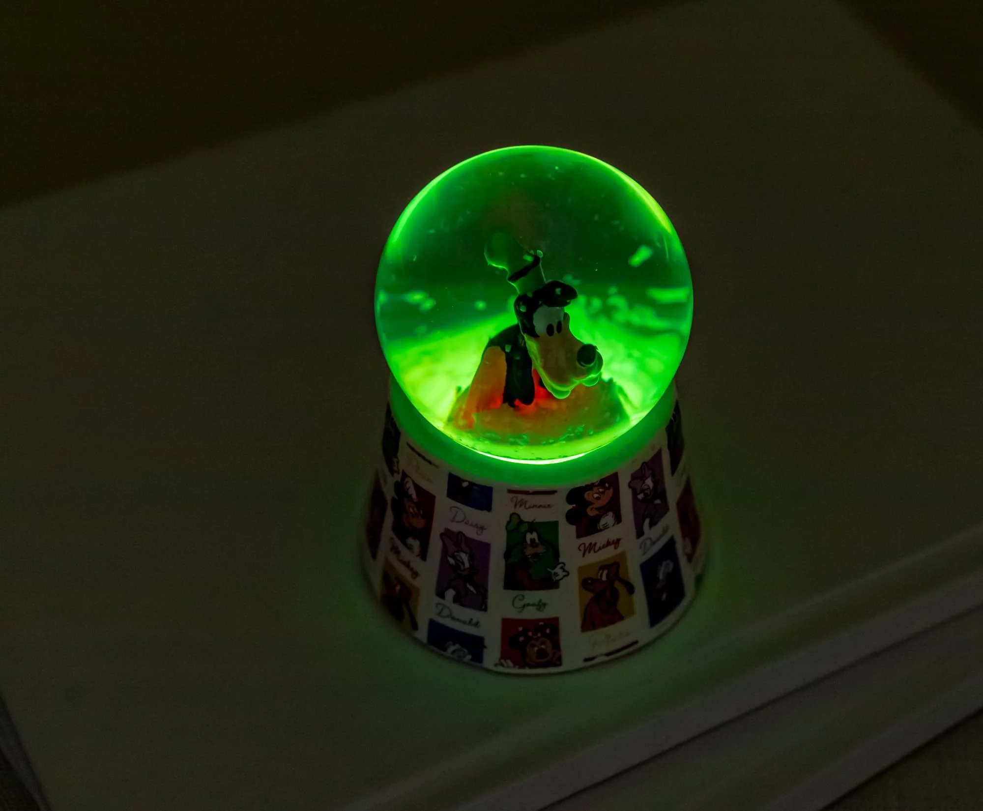 Disney Goofy 3-Inch Mini Light-Up Snow Globe - Image 9