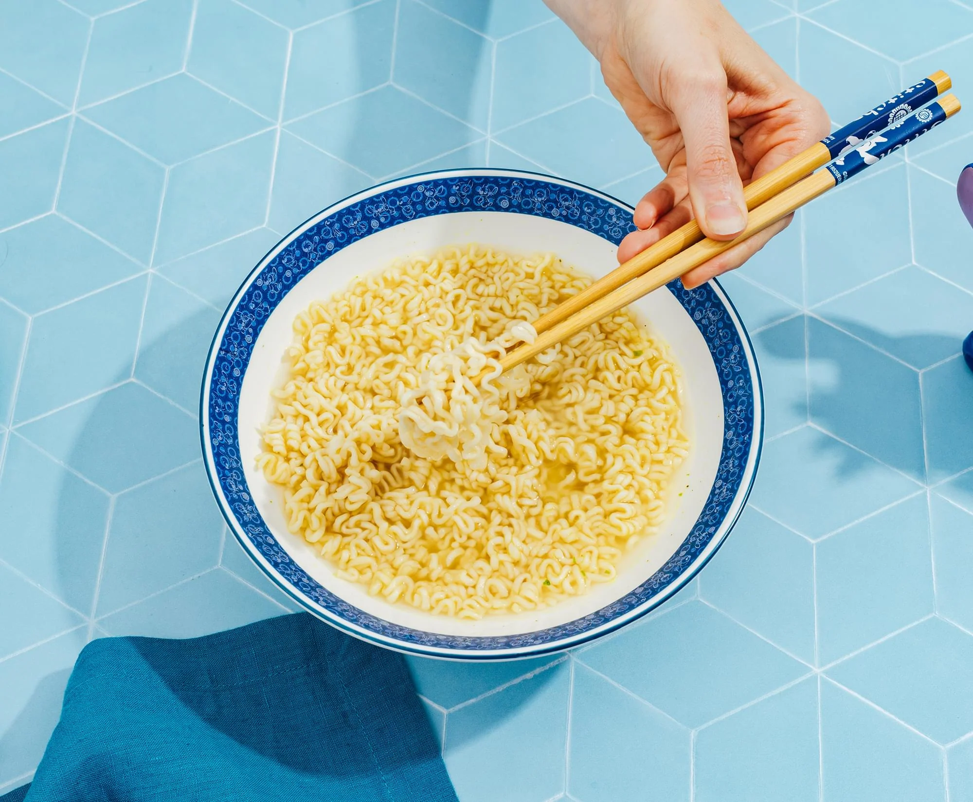 Disney Lilo & Stitch Poses 30-Ounce Ceramic Ramen Bowl and Chopstick Set - Image 6