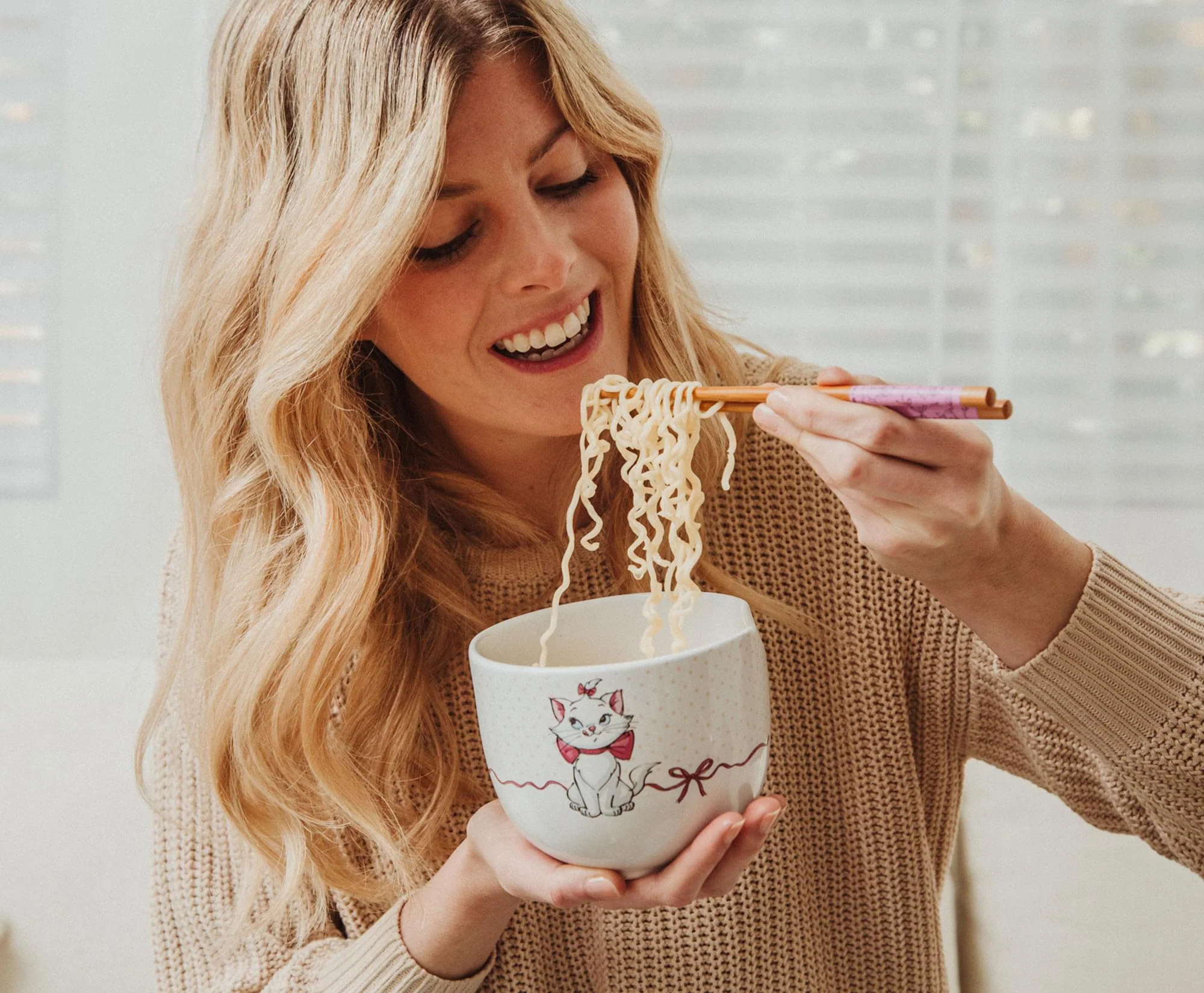 Disney The Aristocats Marie 20-Ounce Ceramic Ramen Bowl and Chopstick Set - Image 9