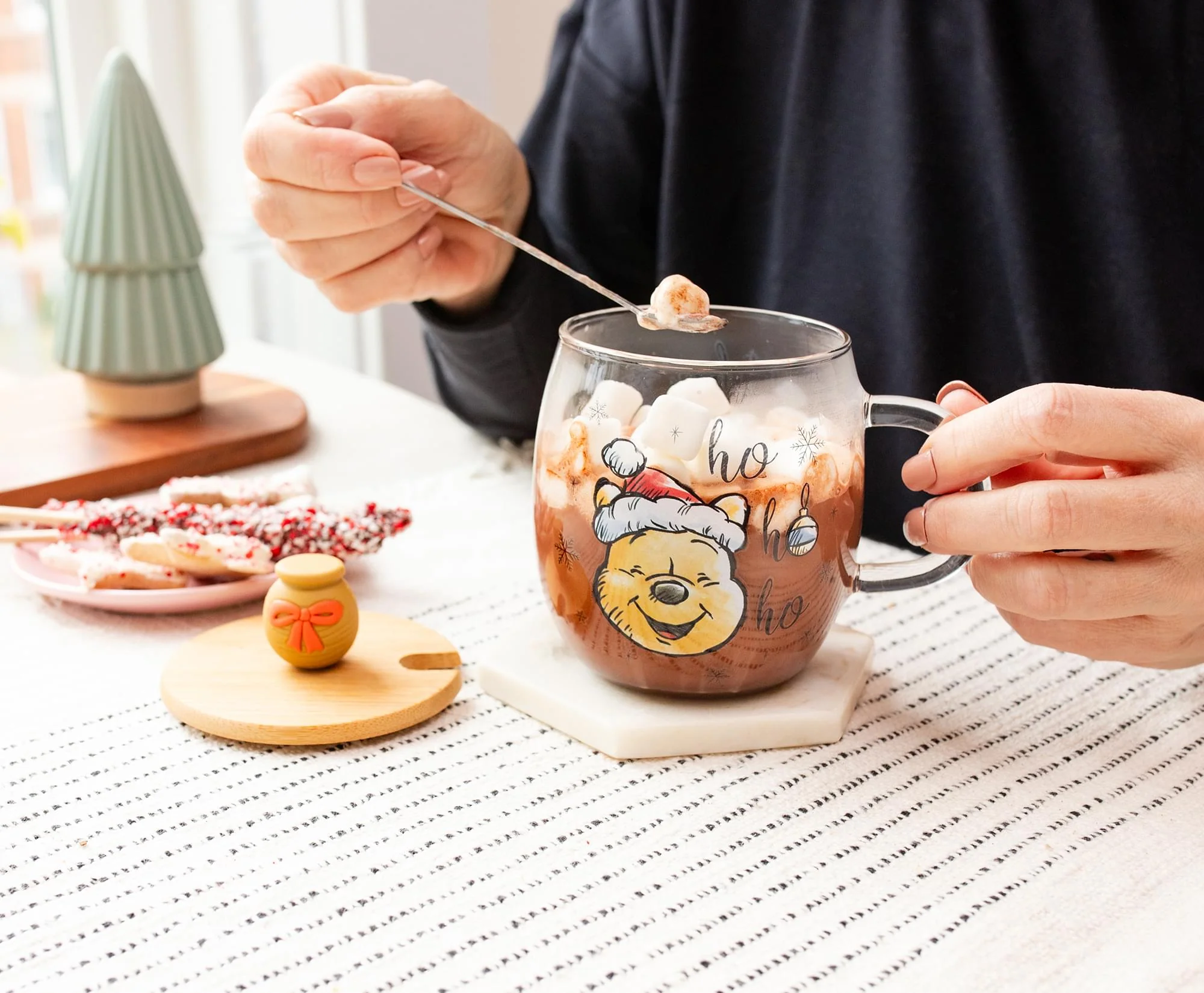 Disney Winnie the Pooh Holiday 17-Ounce Glass Coffee Mug With Lid and Spoon - Image 9