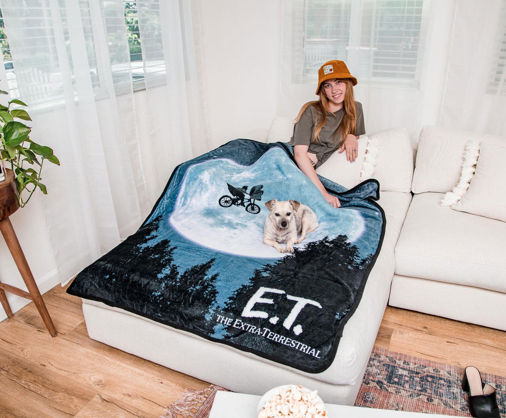 E.T. The Extra-Terrestrial Bike Moon Fleece Throw Blanket | 45 x 60 Inches - Image 4