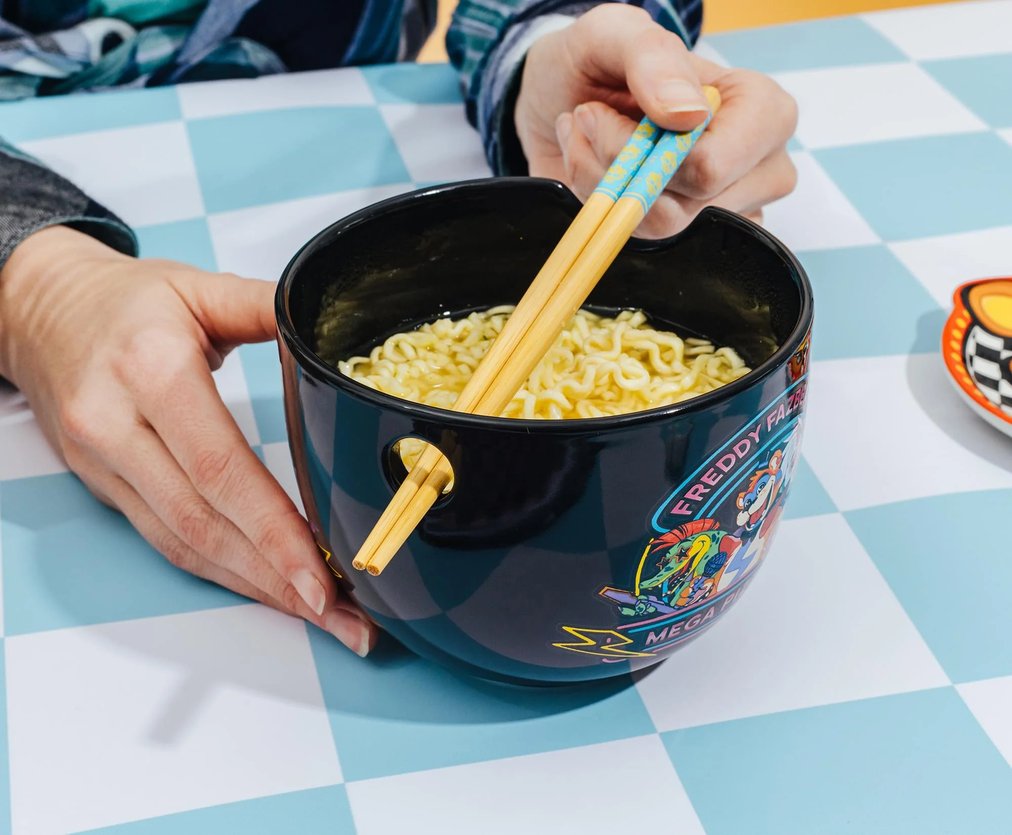 Five Nights At Freddy's Mega Pizzaplex 20-Ounce Ramen Bowl and Chopstick Set - Image 8