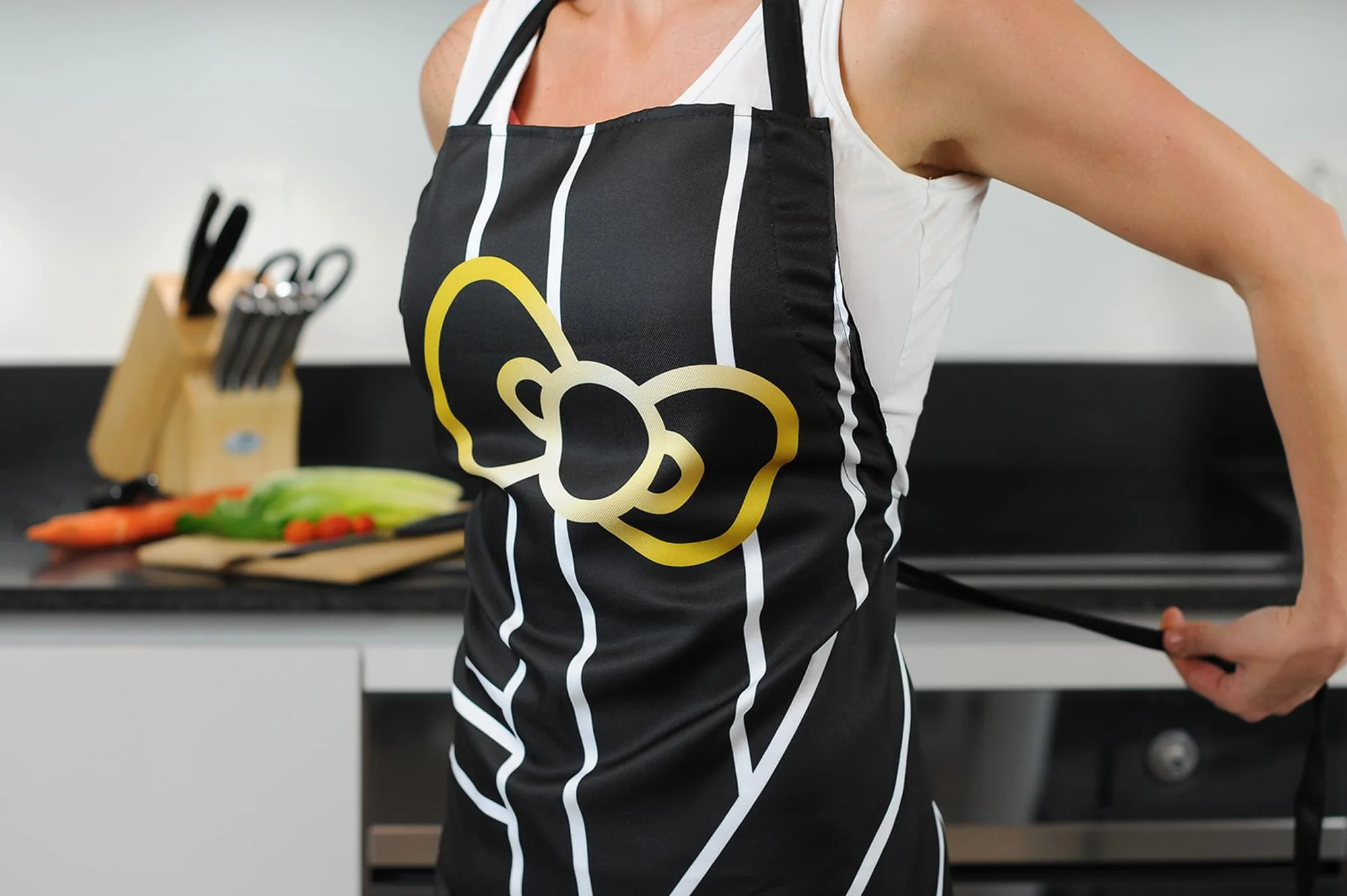 Hello Kitty Pinache Black and Gold Adult Kitchen Apron - Image 6