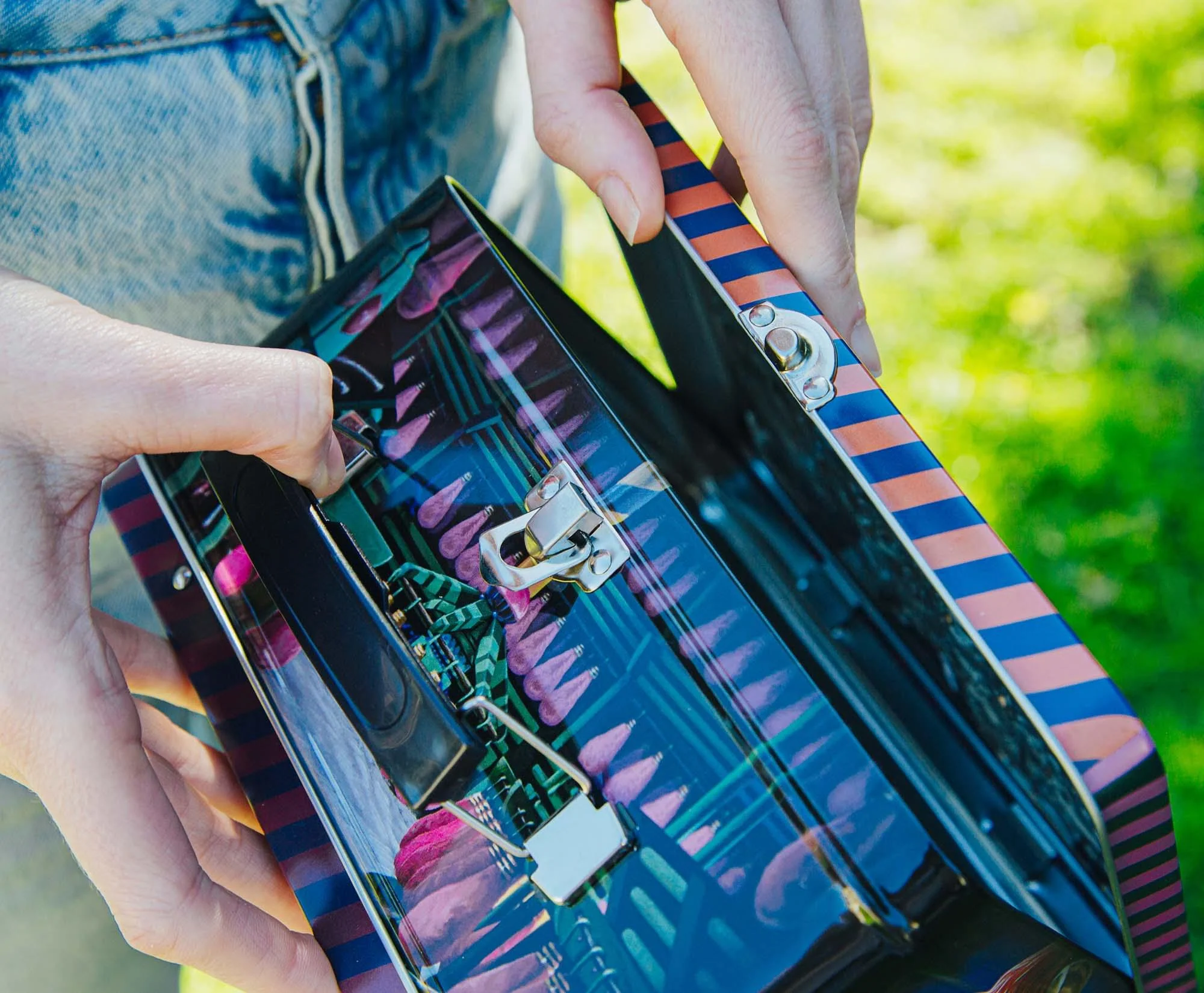 Killer Klowns From Outer Space Metal Tin Lunch Box | Toynk Exclusive - Image 7