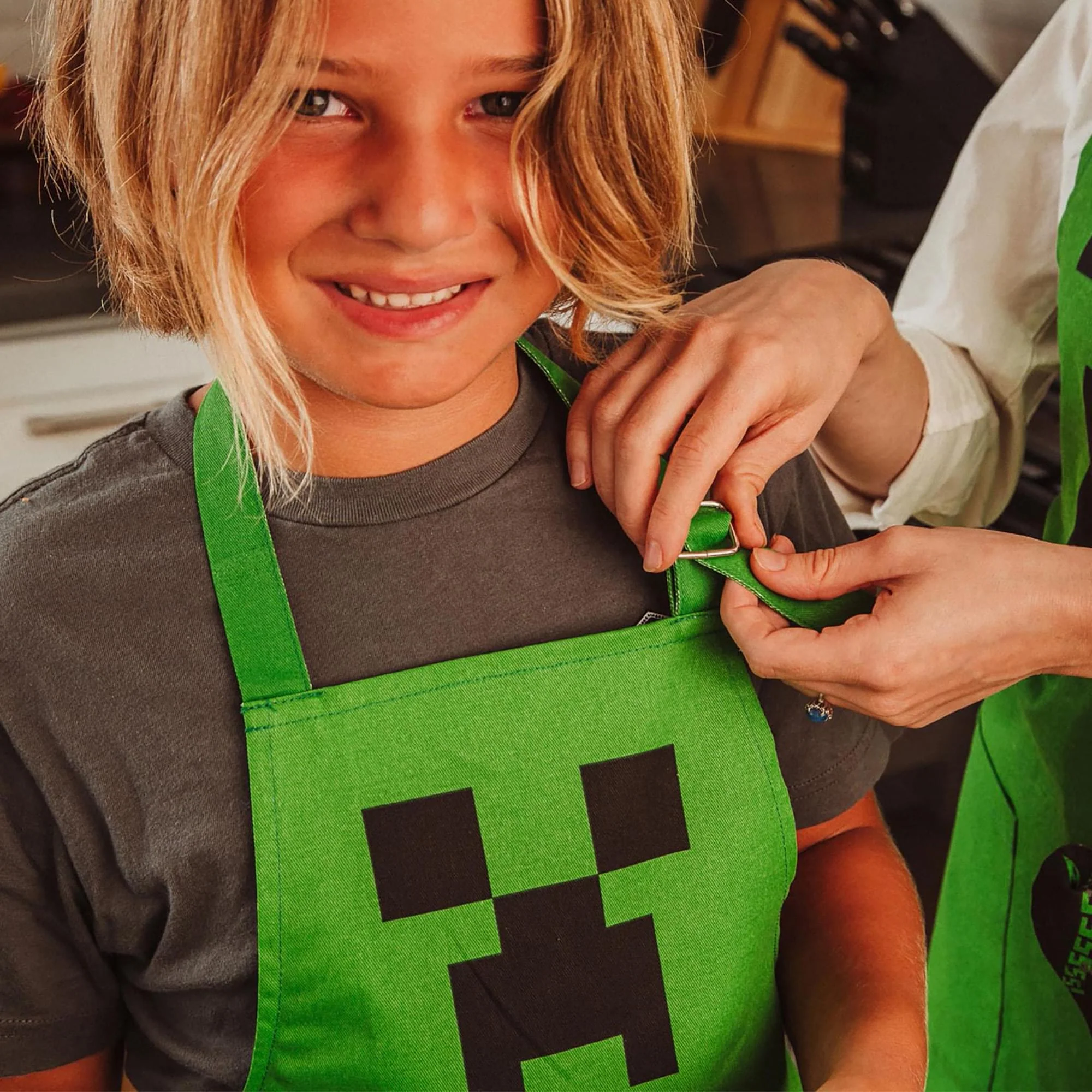 Minecraft Kitchen Set: Creeper Youth Apron & TNT Cookie Jar - Image 8