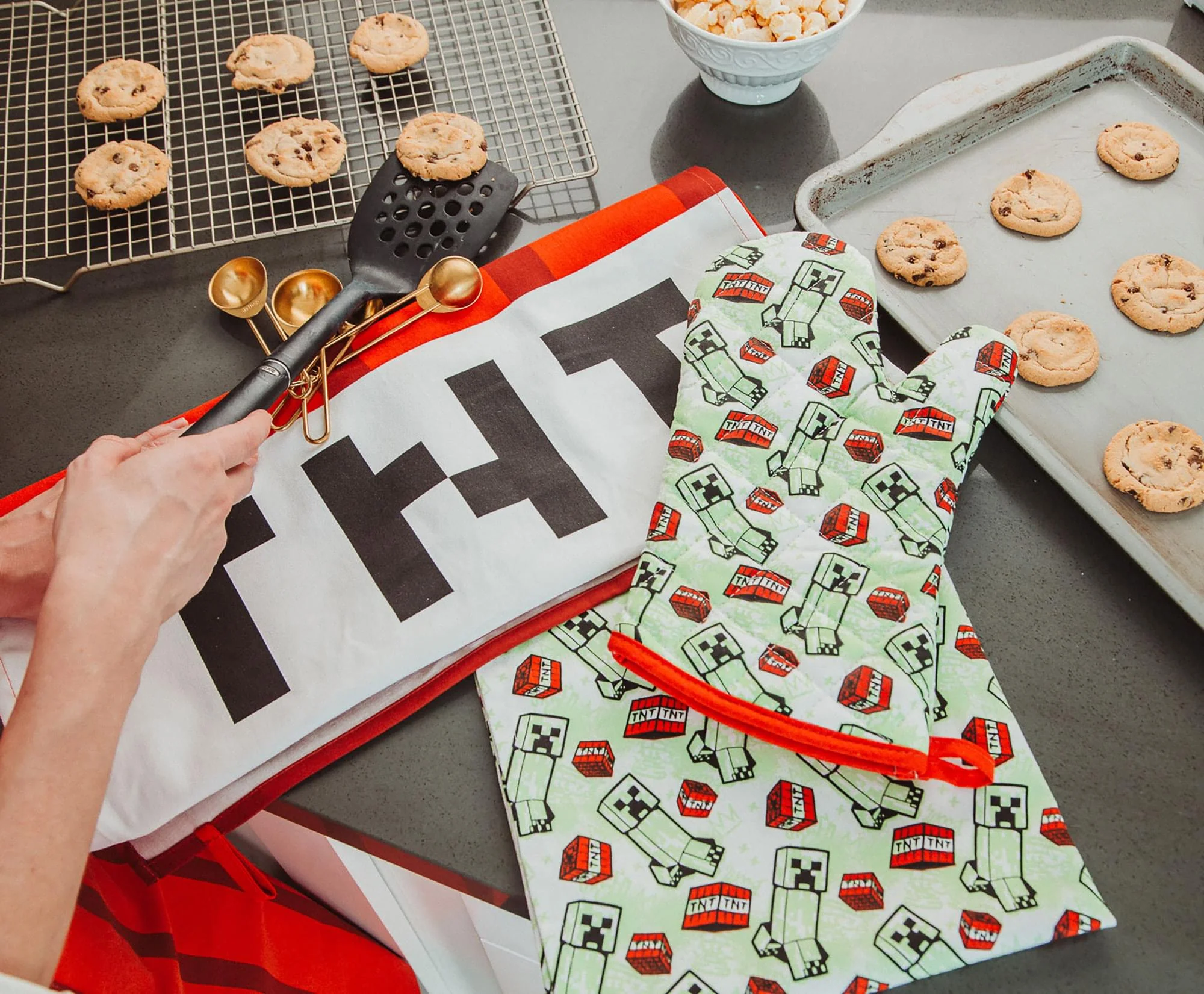Minecraft Red TNT Kitchen Set | Apron, Oven Mitt, Dish Towels, Pot Holder - Image 7