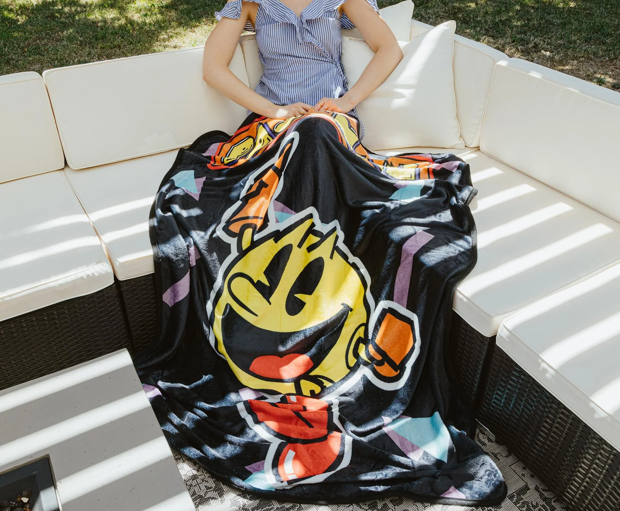 PAC-MAN Classic Jumping 45 x 60 Inch Throw Blanket - Image 5