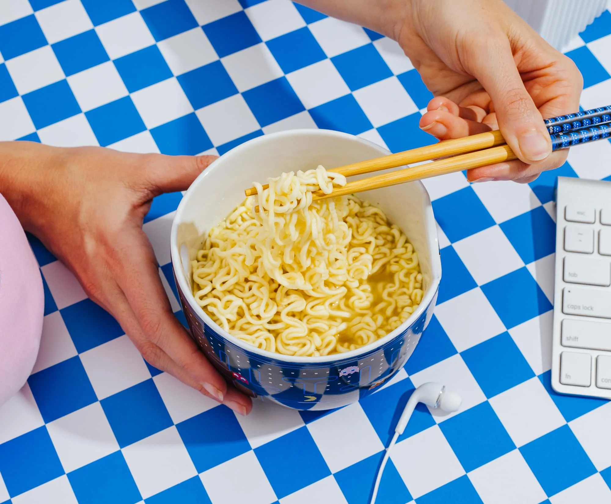 PAC-MAN Classic Maze 20-Ounce Ceramic Ramen Bowl and Chopstick Set - Image 10
