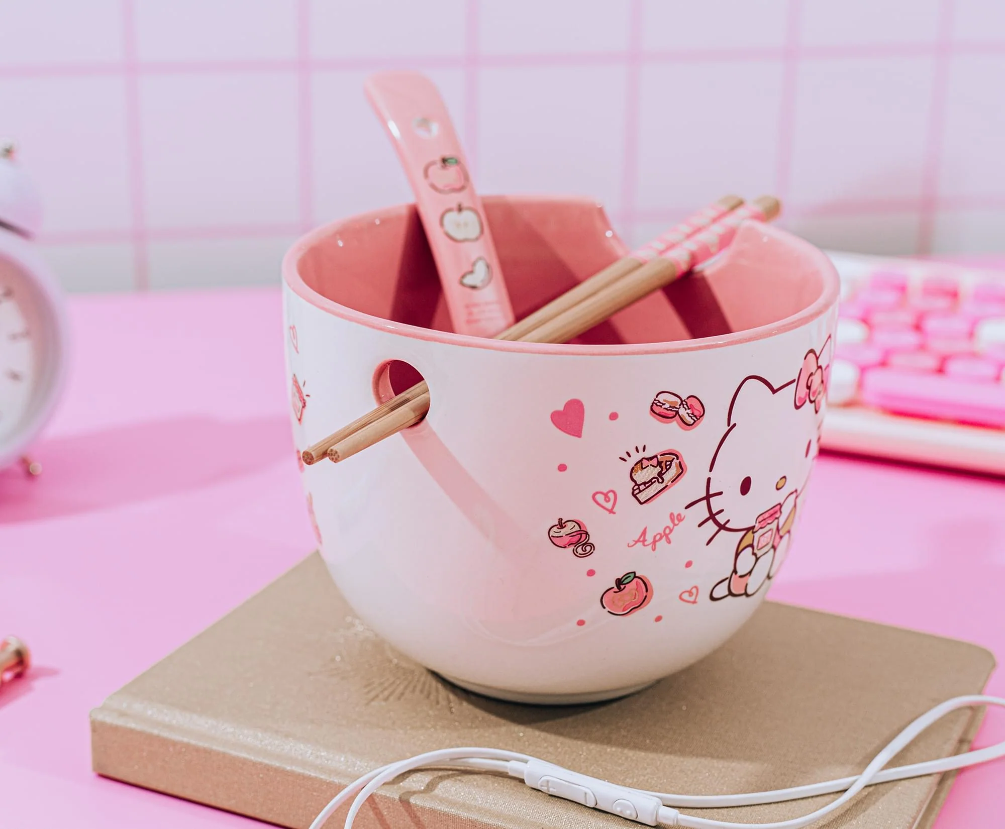 Sanrio Hello Kitty Apples and Cinnamon 20-Ounce Ramen Bowl and Chopstick Set - Image 5