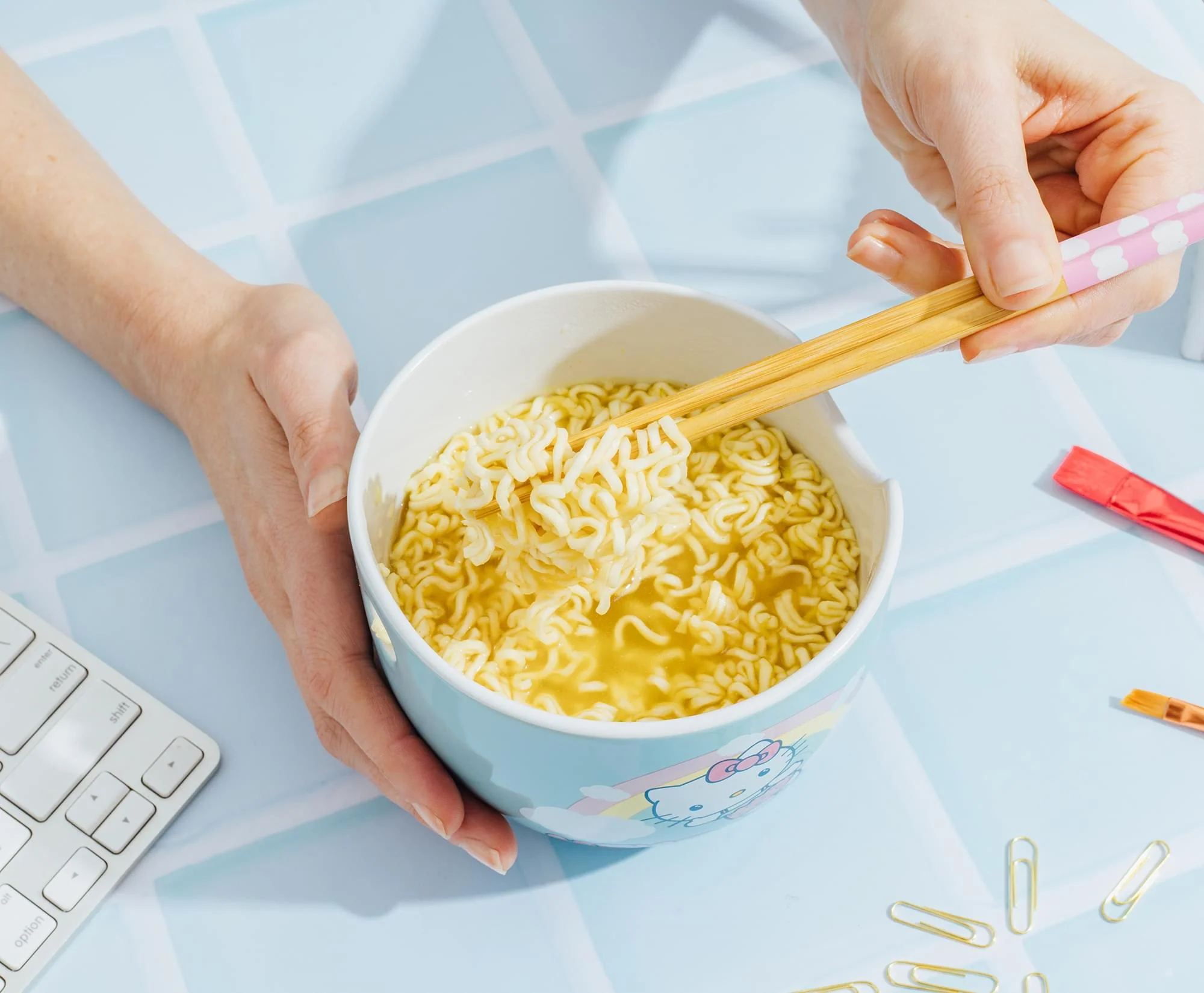 Sanrio Hello Kitty Rainbow 20-Ounce Ceramic Ramen Bowl With Chopsticks - Image 8