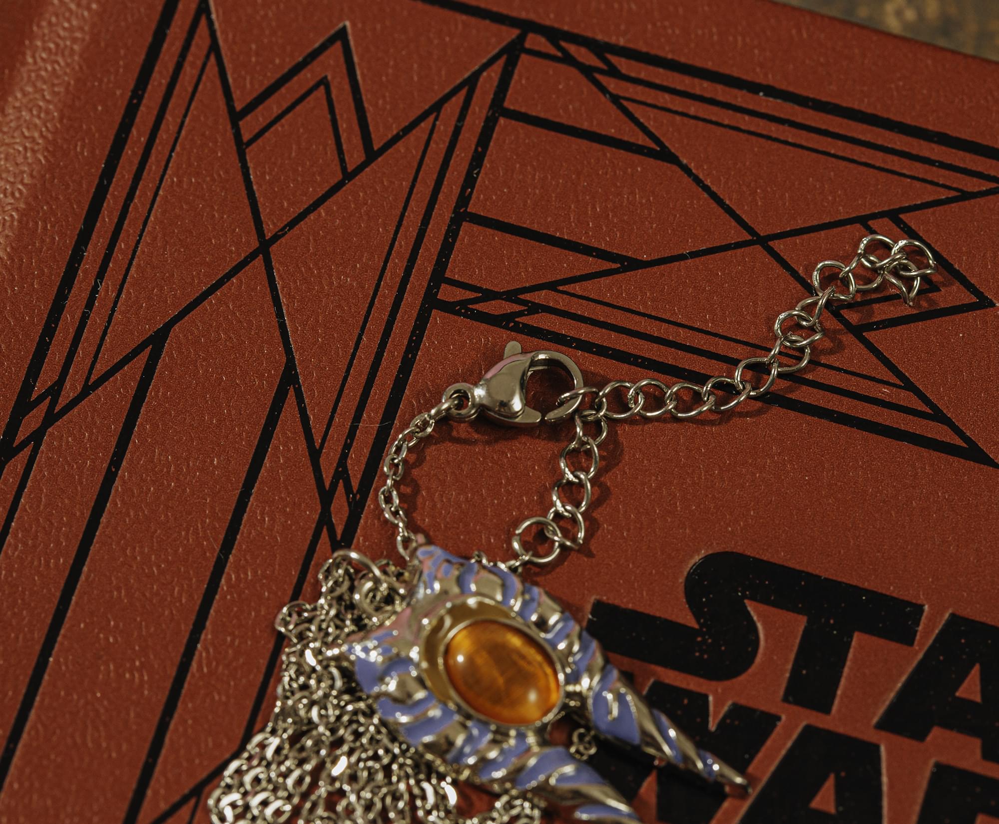 Star Wars Ahsoka 3D Mandrils Orangecats Eye Pendant Necklace | Carded | chain 1.5mm, 18" + 2" ,pendant 3cm, stone 1cm | Basemetal Pendant w/ Synthetic Gem in a stainless steel chain - Image 7