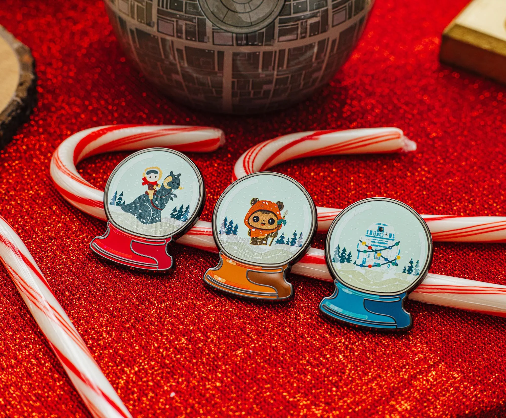 Star Wars Han Solo and Tauntaun Winter Snow Globe Enamel Pin - Image 9