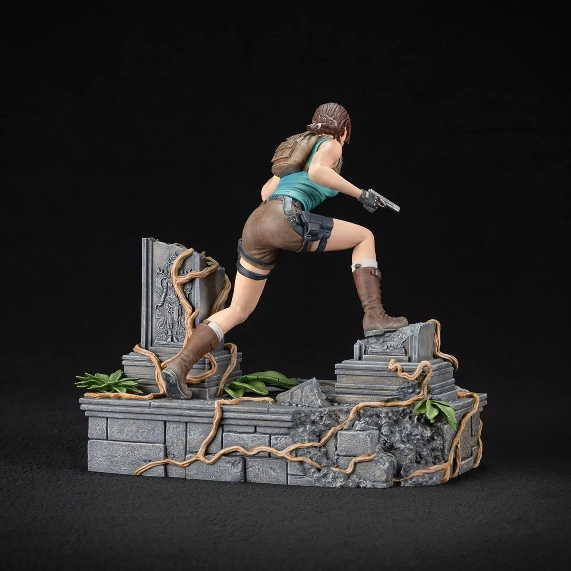 Tomb Raider Deluxe Lara Croft 9 Inch PVC Statue - Image 3